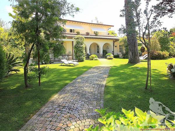 Villa di circa 360 mq di superficie commerciale