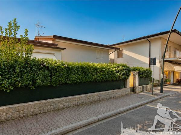 Porzione di Villa nel cuore di Vittoria Apuana